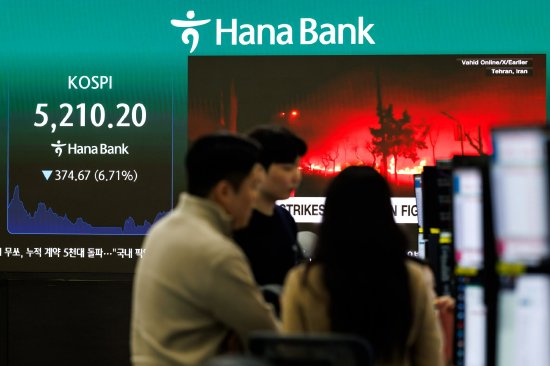 中东冲突升级,原油价格剧烈震荡;全球交易员彻夜应对市场风暴。 股票财经 中东冲突升级,原油价格剧烈震荡;全球交易员彻夜应对市场风暴。 股票财经 中东冲突升级,原油价格剧烈震荡;全球交易员彻夜应对市场风暴。 股票财经