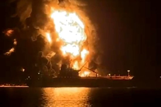 中东冲突升级，原油价格剧烈震荡；全球交易员彻夜应对市场风暴。