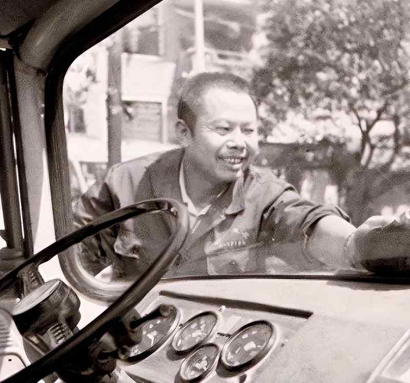  老舅的铁皮车厢里，装着整整一代人的热血与眼泪 情感心理